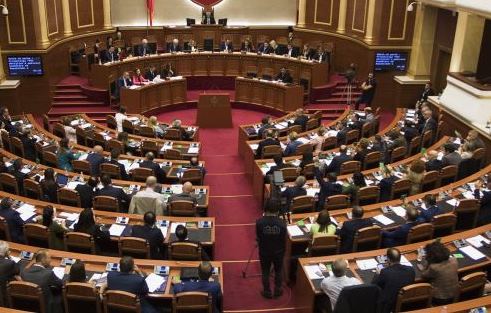 Projektligji ne Kuvend: Shkurtohen pagat dhe dietat e deputeteve, hiqen privilegjet